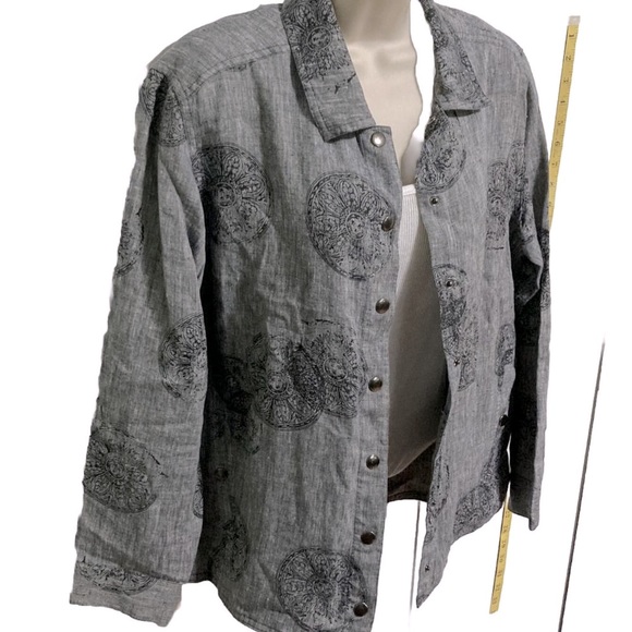 CHICOS Design Gray Black Medallions Snap Front LINEN Long Sleeves Medium Size 1 - Picture 3 of 16